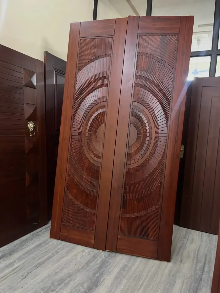 রাজকীয় কারুকার্য ডাবল ডোর